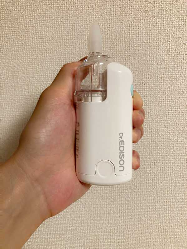 EDISON電動鼻吸い器を持って大きさを表現